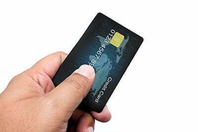 Hand som betalar med kreditkort